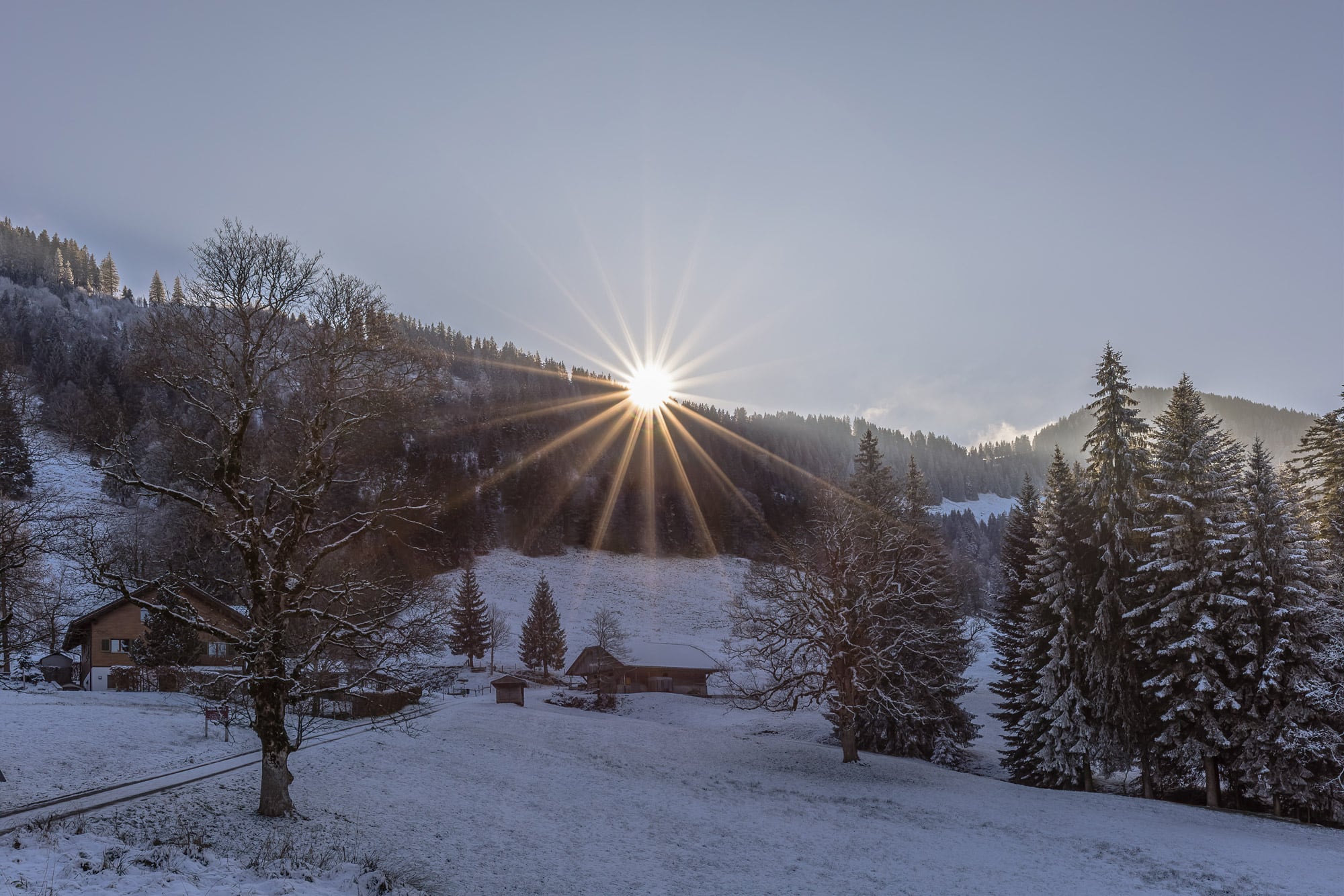 Sonnenstrahlen im Winter in Heiligkreuz